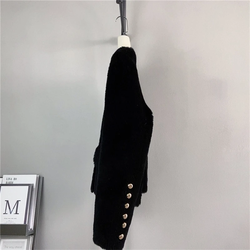 Женская короткая шерстяная куртка на пуговицах с круглым вырезом