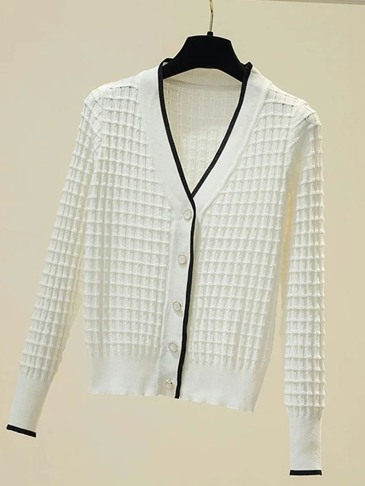 Свитер женский трикотажный в полоску с V-образным вырезом и пуговицами