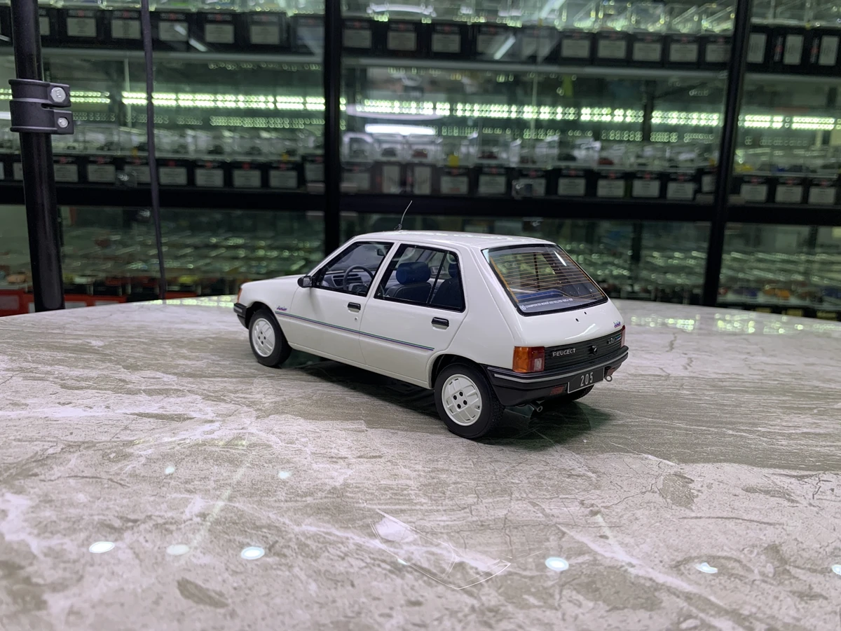 OTTO 1:18 PEUGEOT 205 JUNIOR БЕЛЫЙ 1988 OT463 Смола Модель автомобиля Цангаон Подарок