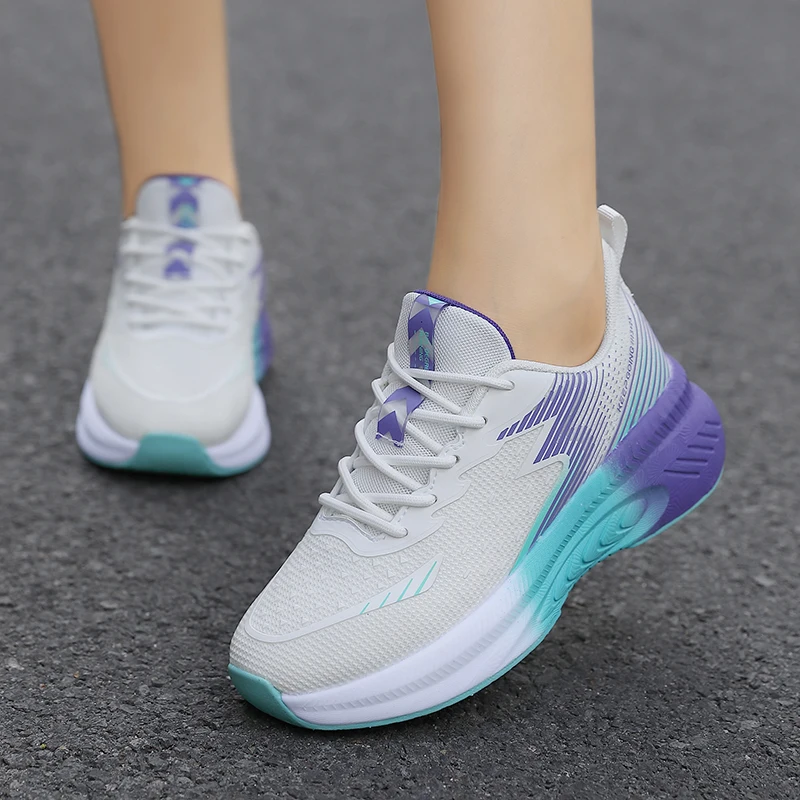 Рисунок 4 - Женские кроссовки на платформе