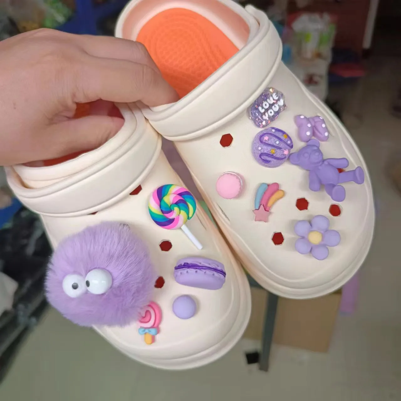 Симпатичные фиолетовые меховые шарики с отверстиями для обуви подвески