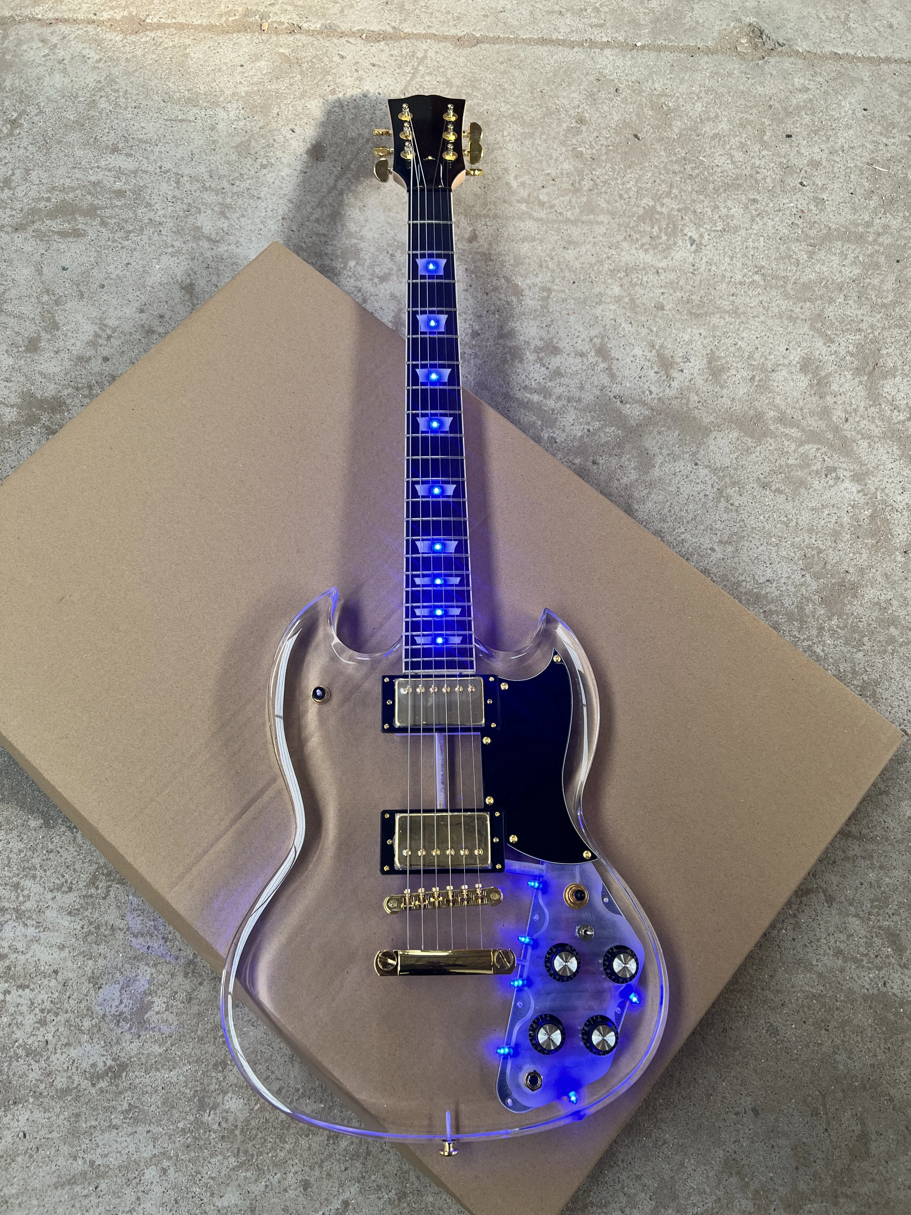 Прозрачная акриловая гитара