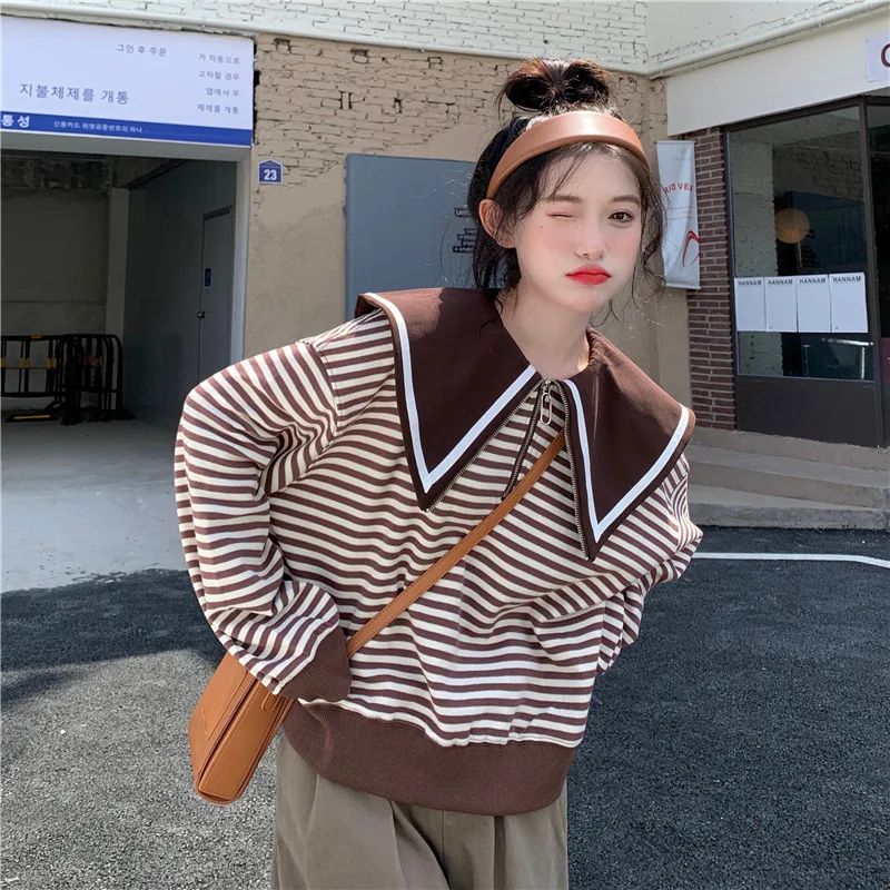 

The new fall 2021 women's top is a cute, age-reducing navy collar with a clash-colored lapel loose hoodie