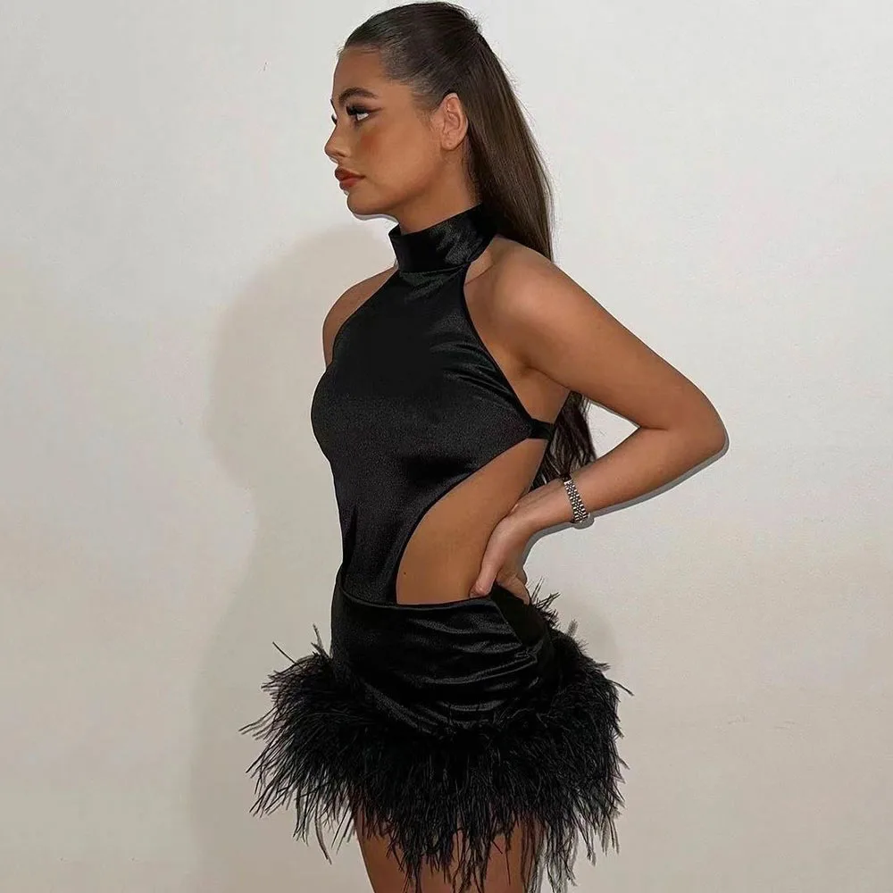 Сексуальное мини коктейльное платье с перьями высоким воротом и открытой спиной