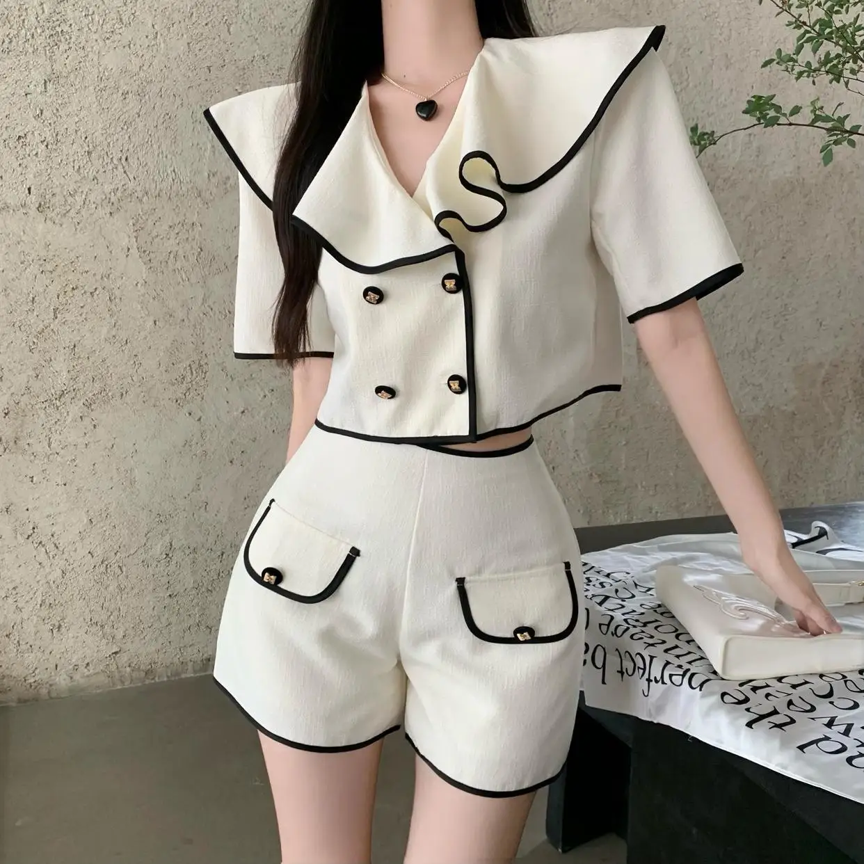 

Korean Style Suit Women's Fashion Luxury Two-Piece Set 2022 Summer New Casual Ruffled Lapel Top + High Waist Shorts Suit