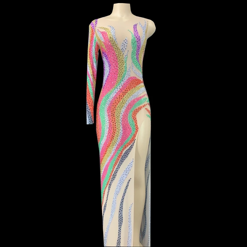 Блестящее разноцветное длинное платье яркое на одно плечо для празднования дня