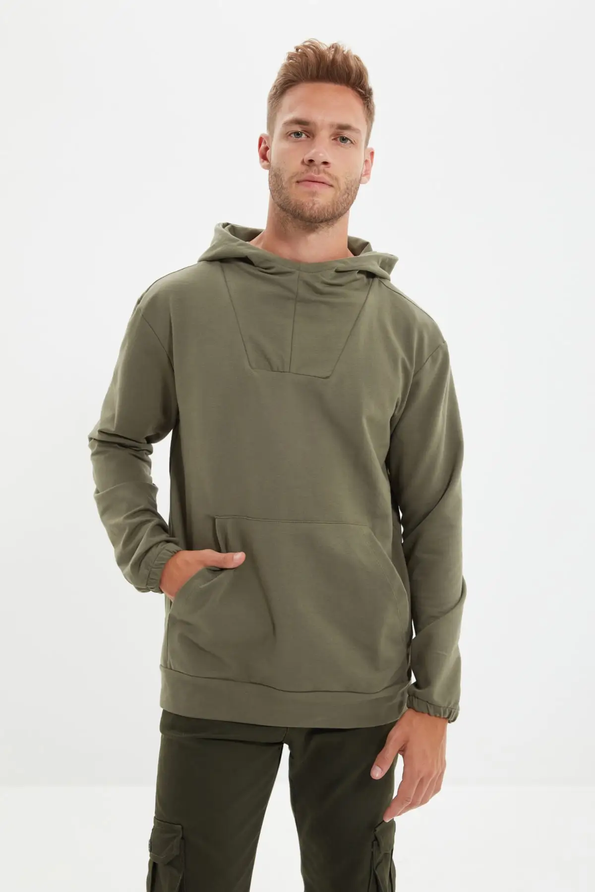

Trendyol Men 'S Regular Fit Long Sleeve Hooded Sweatshirt TMNAW22SW0076