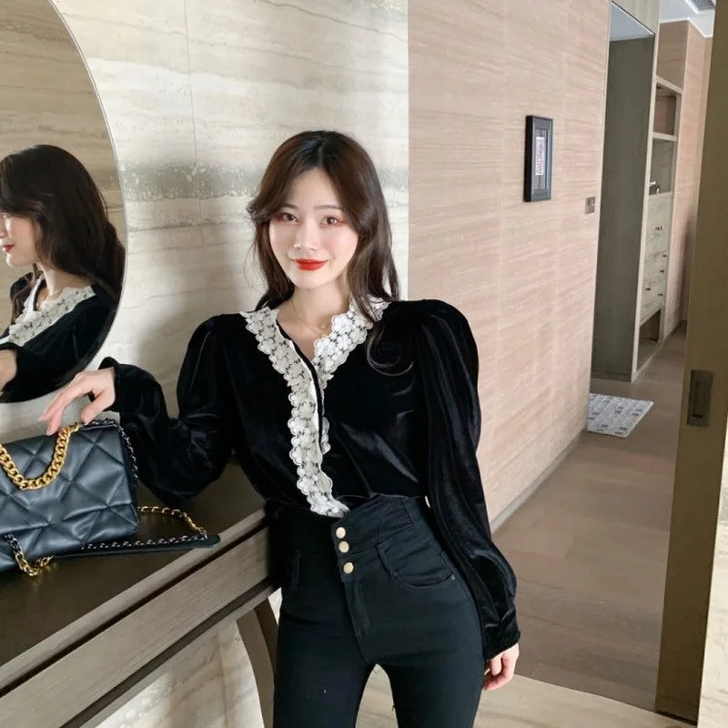 

Блузка женская черная велюровая однотонная с длинным рукавом и аппликацией