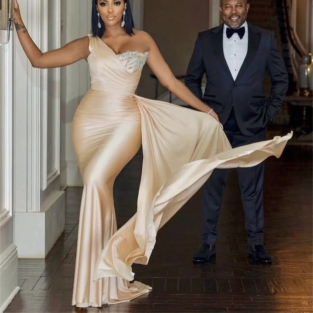 

2022 Crystal Bridesmaid Dresses Champagne One Shoulder Sleeveless Mermaid Silk Satin Wedding Bridesmaid Gowns With Lace Up Back