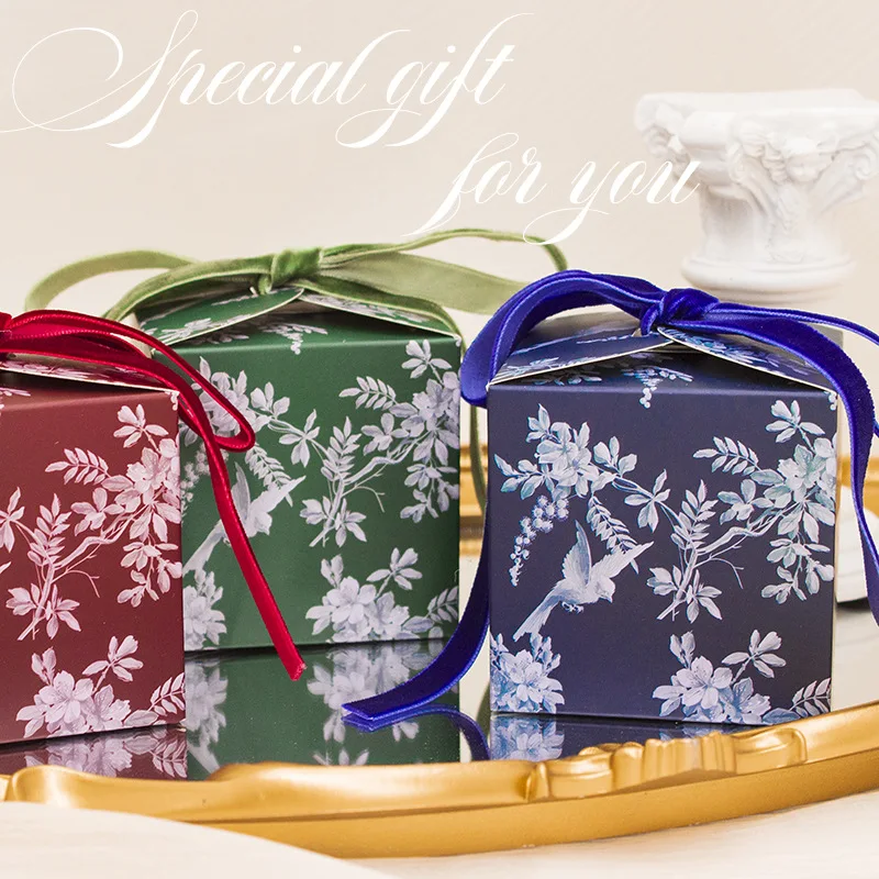 

European Style Wedding Candy Box Exquisite Flower Bird Pattern Return Gift Box 4 Color Pearl Pendants With Ribbons