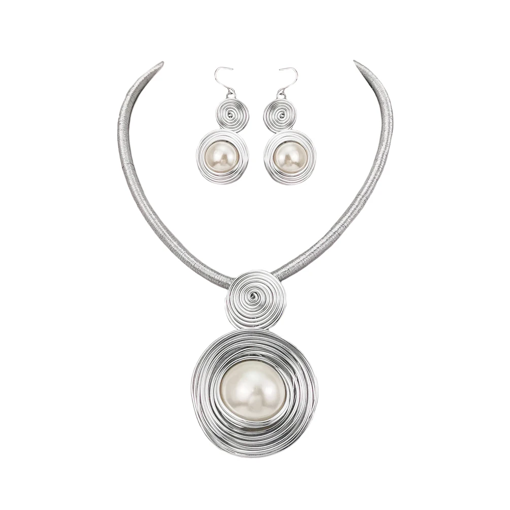 Женский ювелирный комплект из колье и серёг сплава