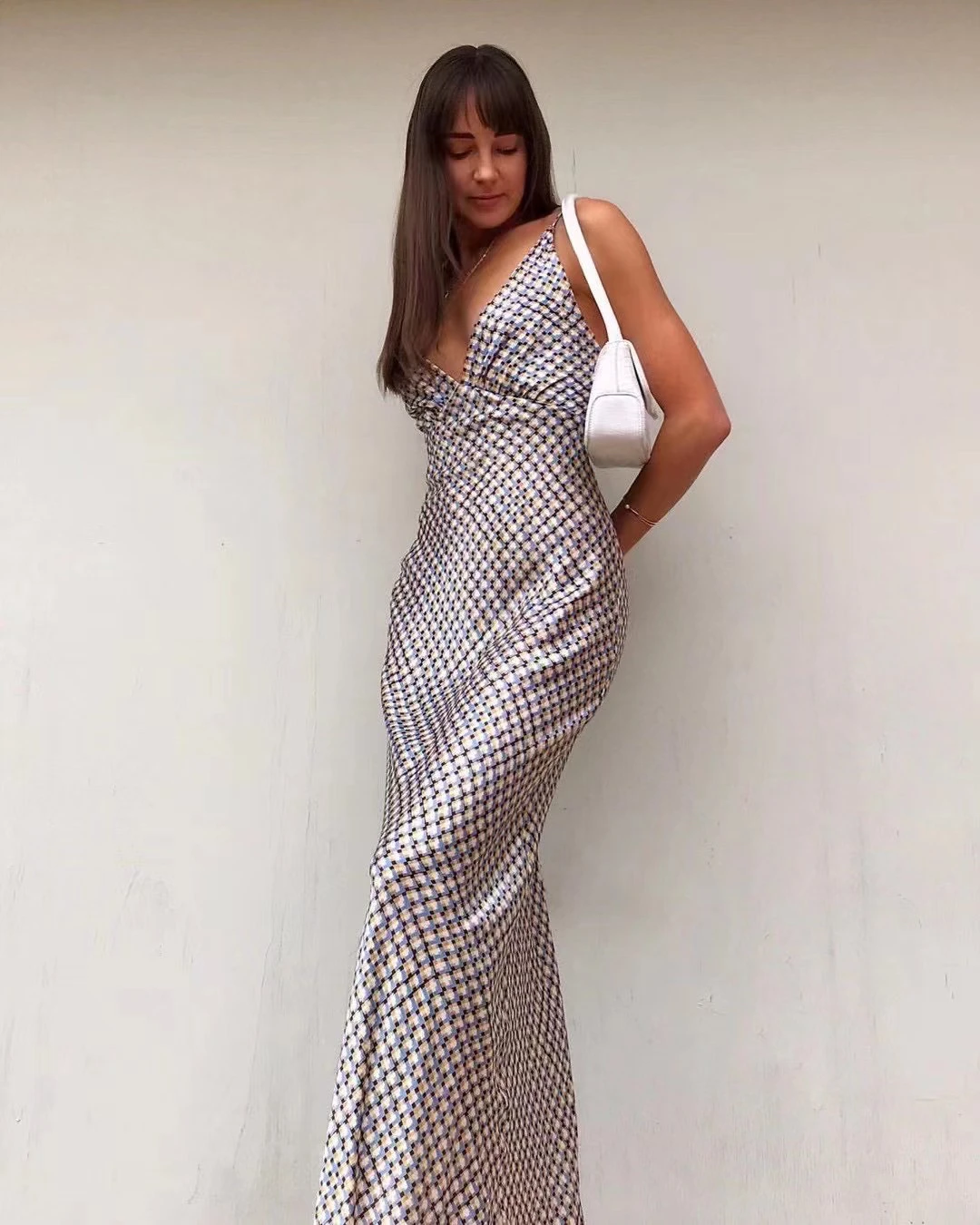 

Женское длинное шелковое платье без рукавов с глубоким V-образным вырезом и геометрическим принтом