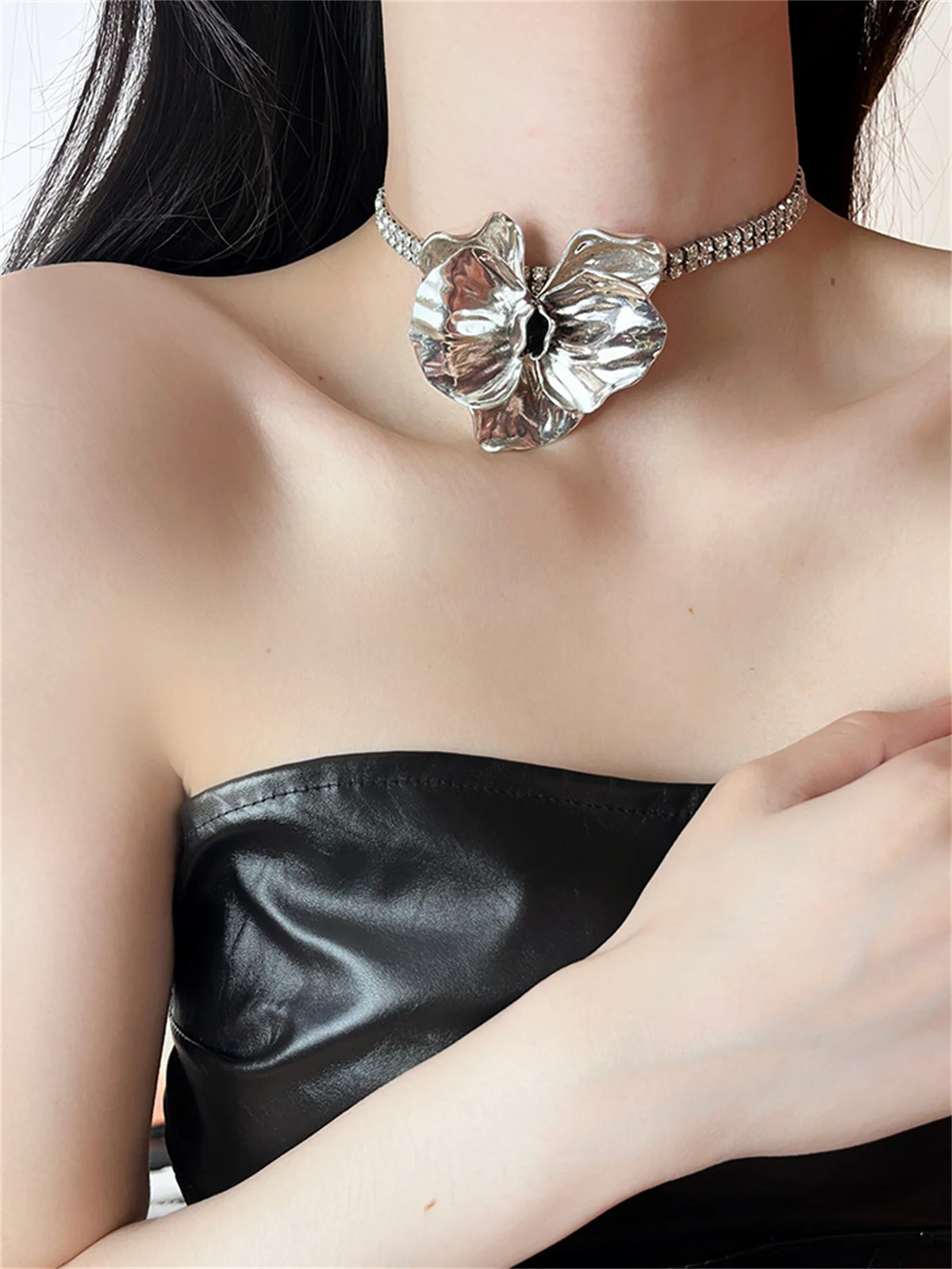 

Sparkling Diamond Metal Flower Choker Exaggerated Waist Chain Accessories for Women's Personalized Flower Neckchain Collar Chain