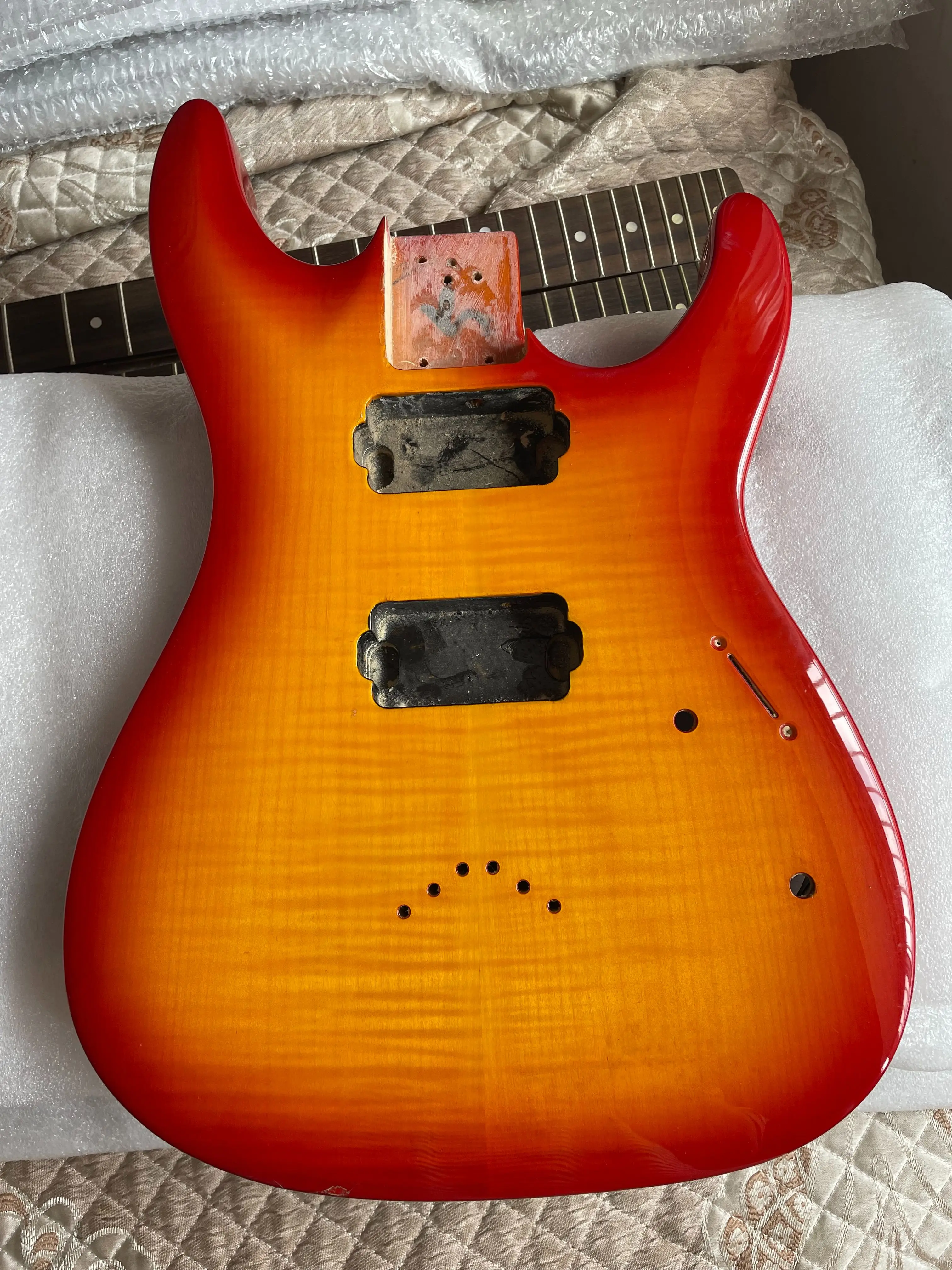 

Stock Defective Red Sunset Electric Guitar Body Unfinished Basswood Flame Maple Veneer Semi-finished Guitarra Part Real Photos