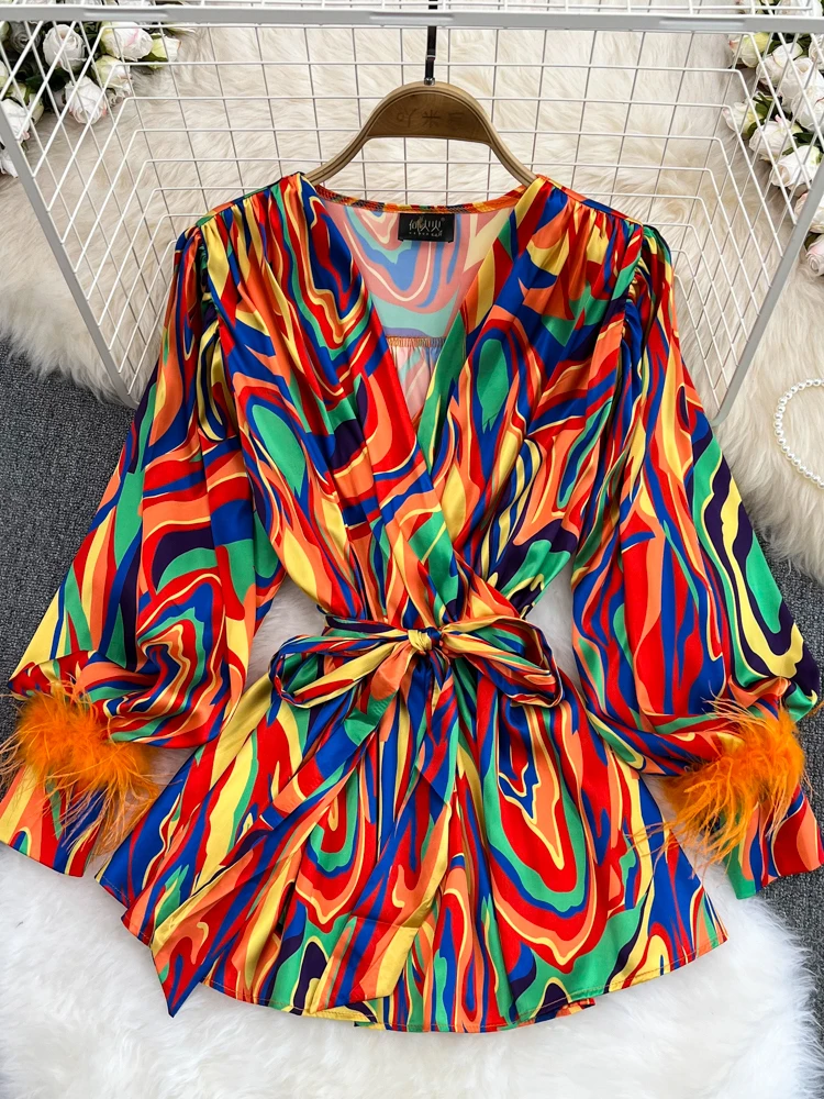 

Женская блузка с рукавами-фонариками и V-образным вырезом