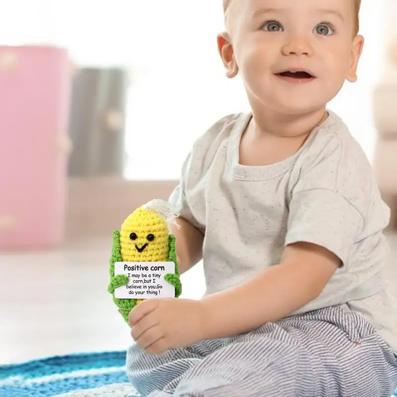 Вязаная крючком кукла ручной работы с позитивными зернами кукурузы вязанные