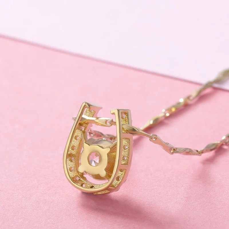 Подвеска в форме подковы из серебра 925 пробы с фианитом золотого цвета | Украшения