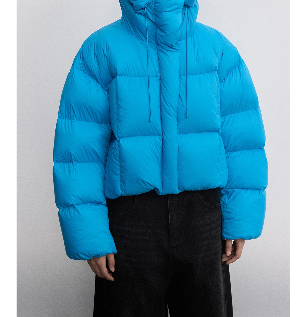 Женский зимний обновленный пуховик с легким вырезом и капюшоном теплый