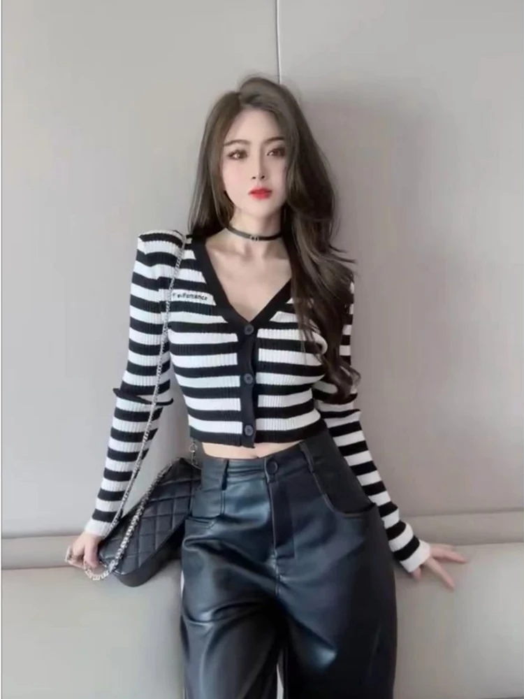 Черный вязаный кардиган с v-образным вырезом в полоску и длинными рукавами