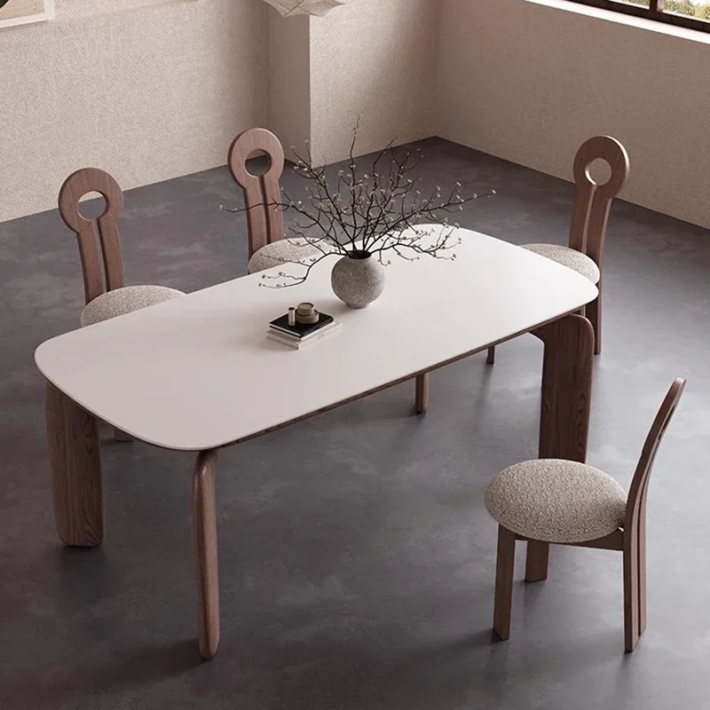 Деревянный обеденный стол