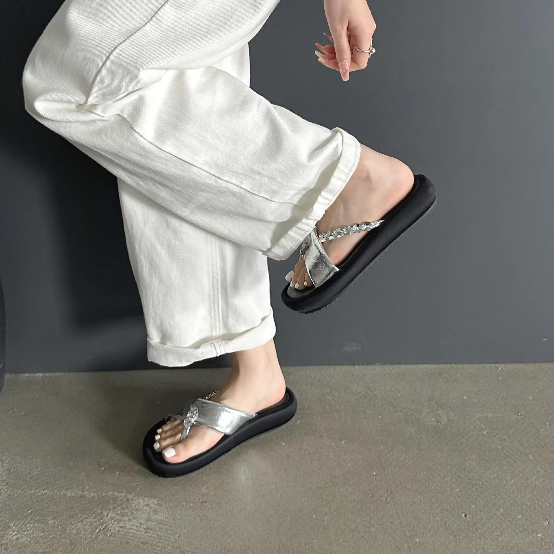 Пляжная обувь женские тапочки сланцы женская модные низкие Сабо 2024 блестящие