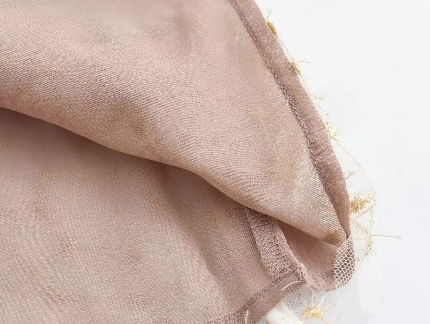 Женское платье средней длины с блестками