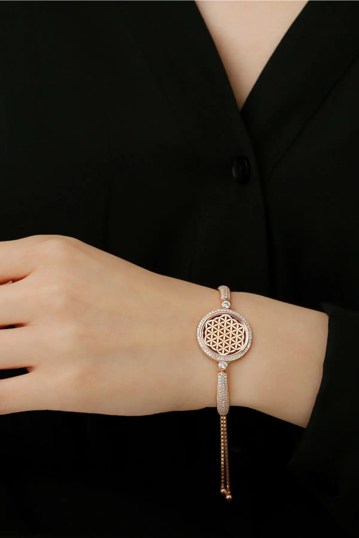 

Серебряный браслет Mira с цветком жизни