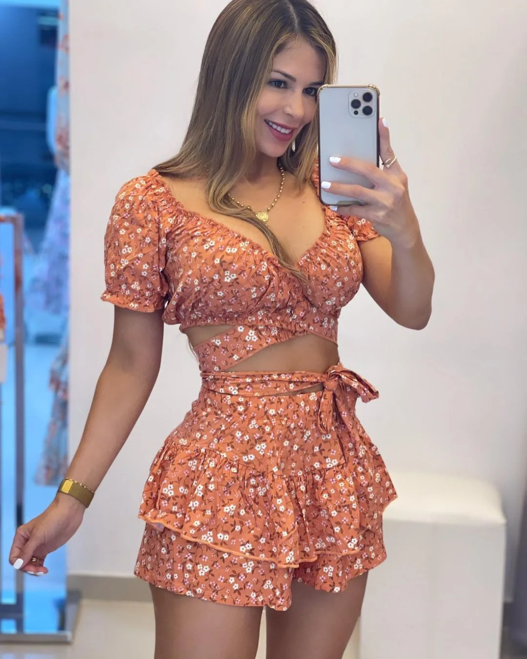 Женский комбинезон с цветочным принтом V-образным вырезом и коротким рукавом