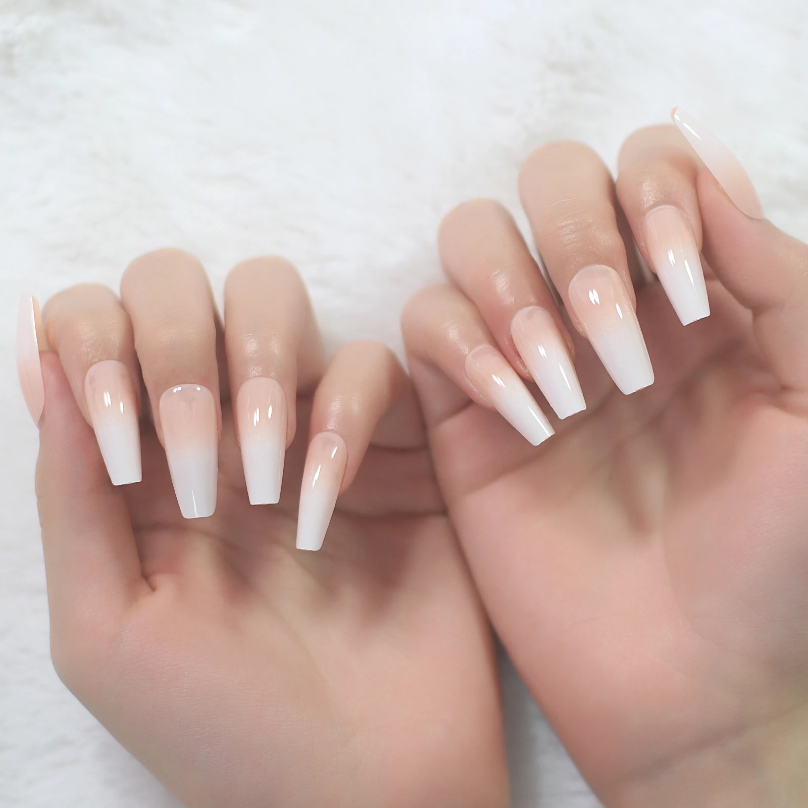 Длинные накладные ногти для французской балерины с эффектом омбре телесного