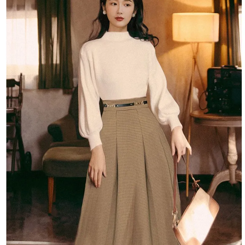 Женский вязаный костюм-двойка белый свитер в клетку с высокой талией и юбка