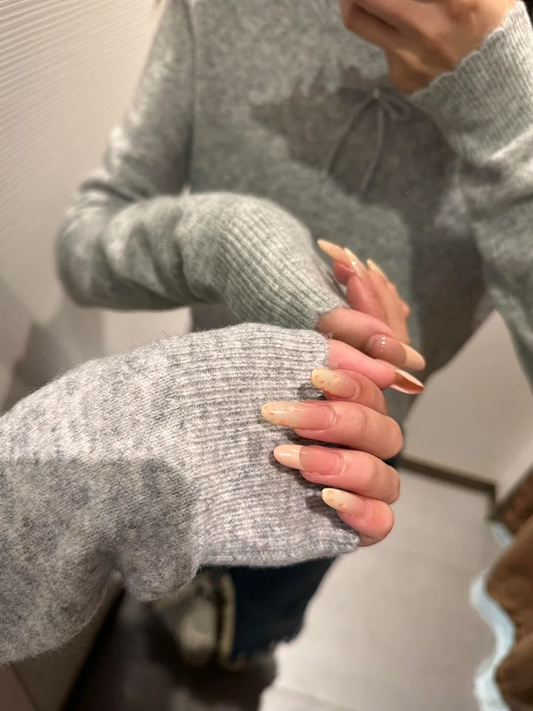 Серый простой вязаный свитер с круглым вырезом и бантом женский осенне-зимний