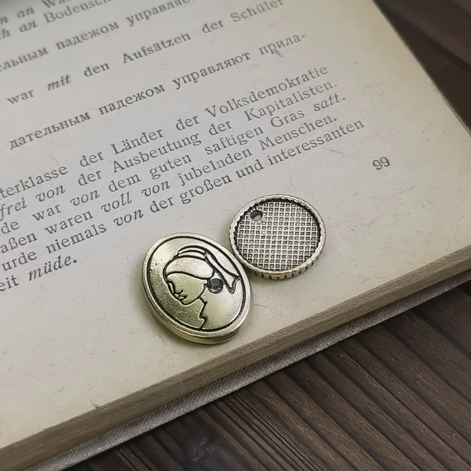 

Магнитная закладка "Винтажная девушка с жемчужной серьгой"