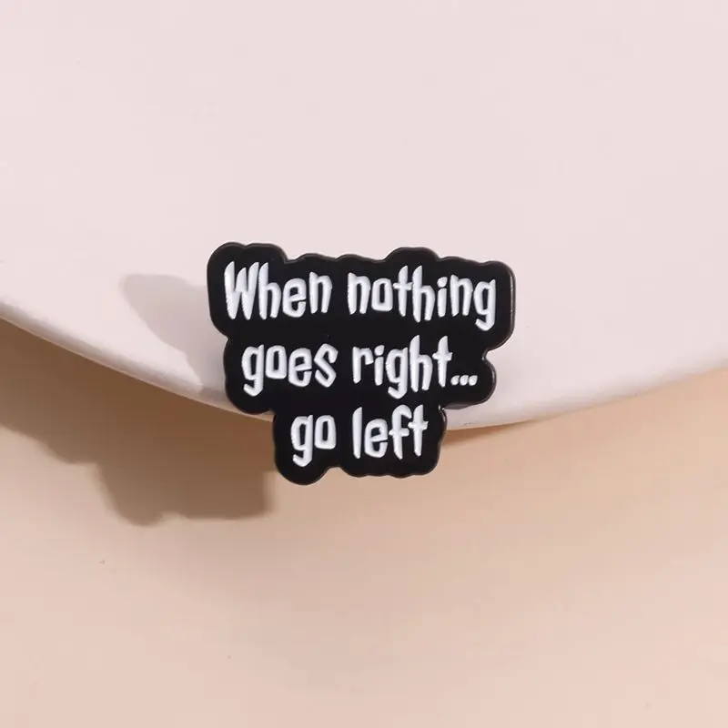 Фото Забавная металлическая брошь When Nothing Goes Right Then Go Left на сумках для одежды, броши с позитивной фразой, булавки в подарок №4