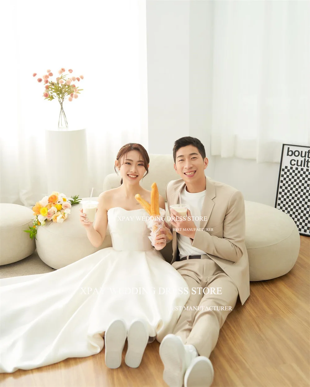 Женское свадебное платье без бретелек с открытой спиной