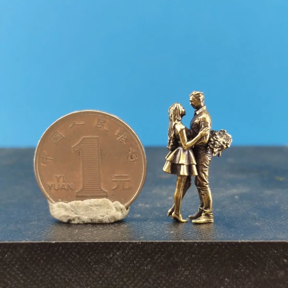 Миниатюрная медно-латунная статуэтка 