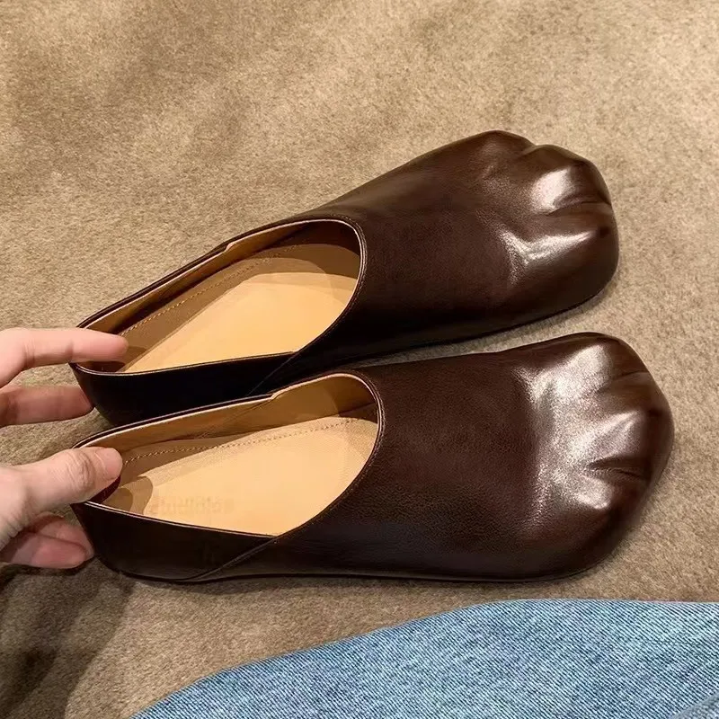 Модные женские туфли на плоской подошве из лакированной кожи с дизайном кошачьих