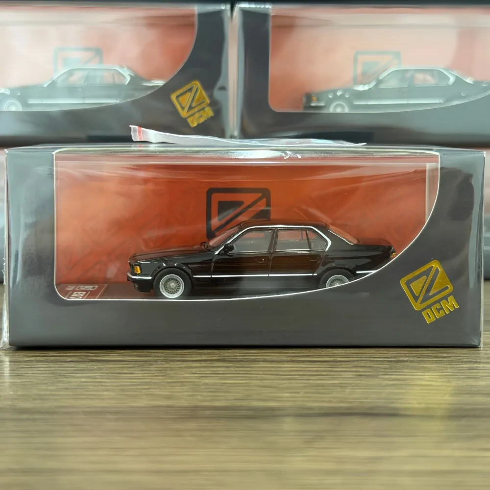 Фото Модель автомобиля DCM 1:64 E32 7-Series из черного сплава - В наличии №3