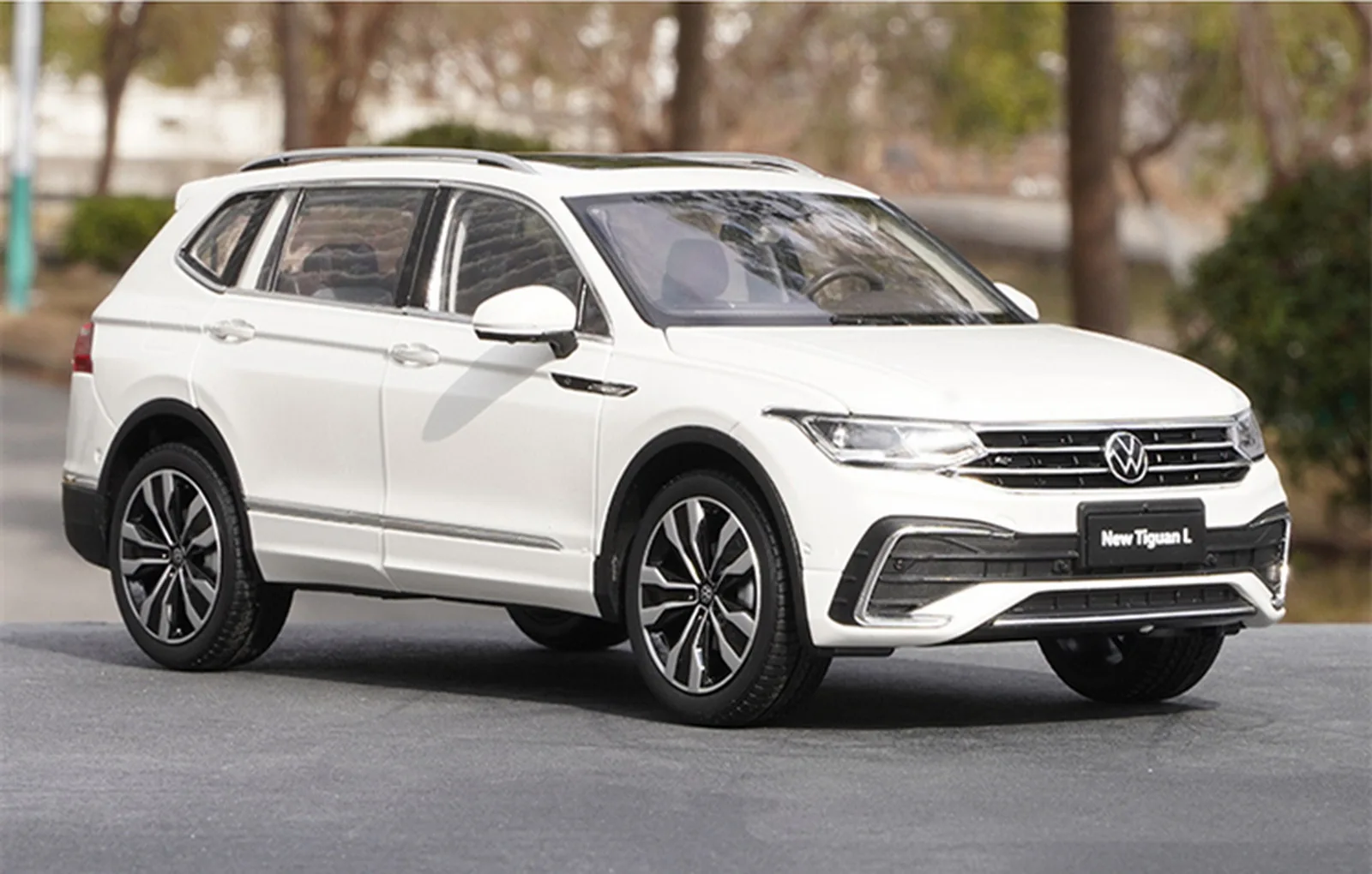 

1/18 Scale Volks_wagen New Tiguan L 2022 White DieCast Car Model Toy Collection