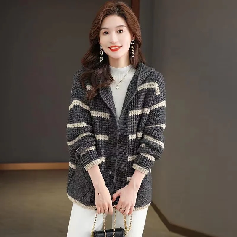 Женский вязаный кардиган в полоску с капюшоном и длинным рукавом