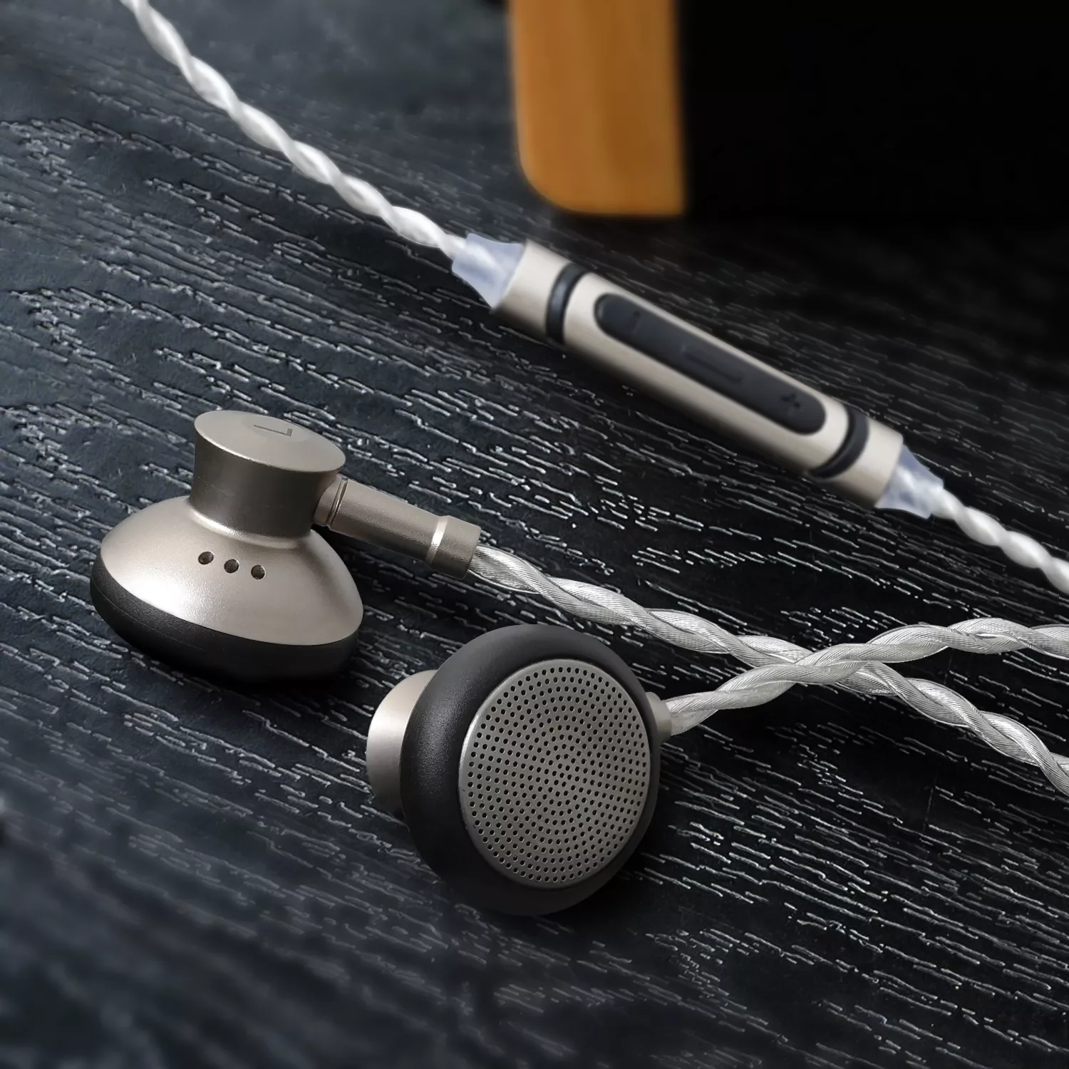 

SIVGA M200 Wired in-Ear Earbud Clear Sound & Wide Soundstage with Volume Control, Microphone 3.5mm Jack