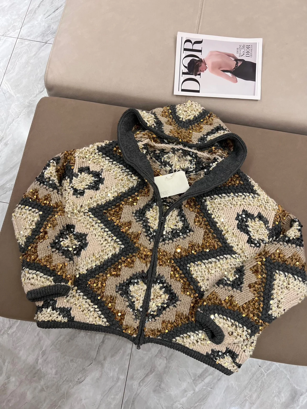 Рисунок 2 - Женский трикотажный свитер с капюшоном