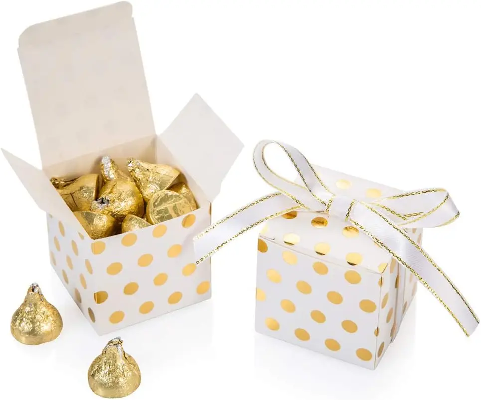 Фото Белая подарочная коробка конфет оптом с золотыми точками 2x2x2 дюйма с лентой Коробка для вечеринок, золотые точки, упаковка из 50 шт. №1