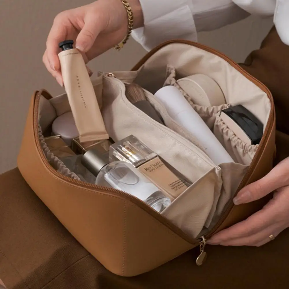 

Makeup Bag High Capacity Dust-proof Large Opening Faux Leather Travel Female Makeup Storage Bag for Daily Use