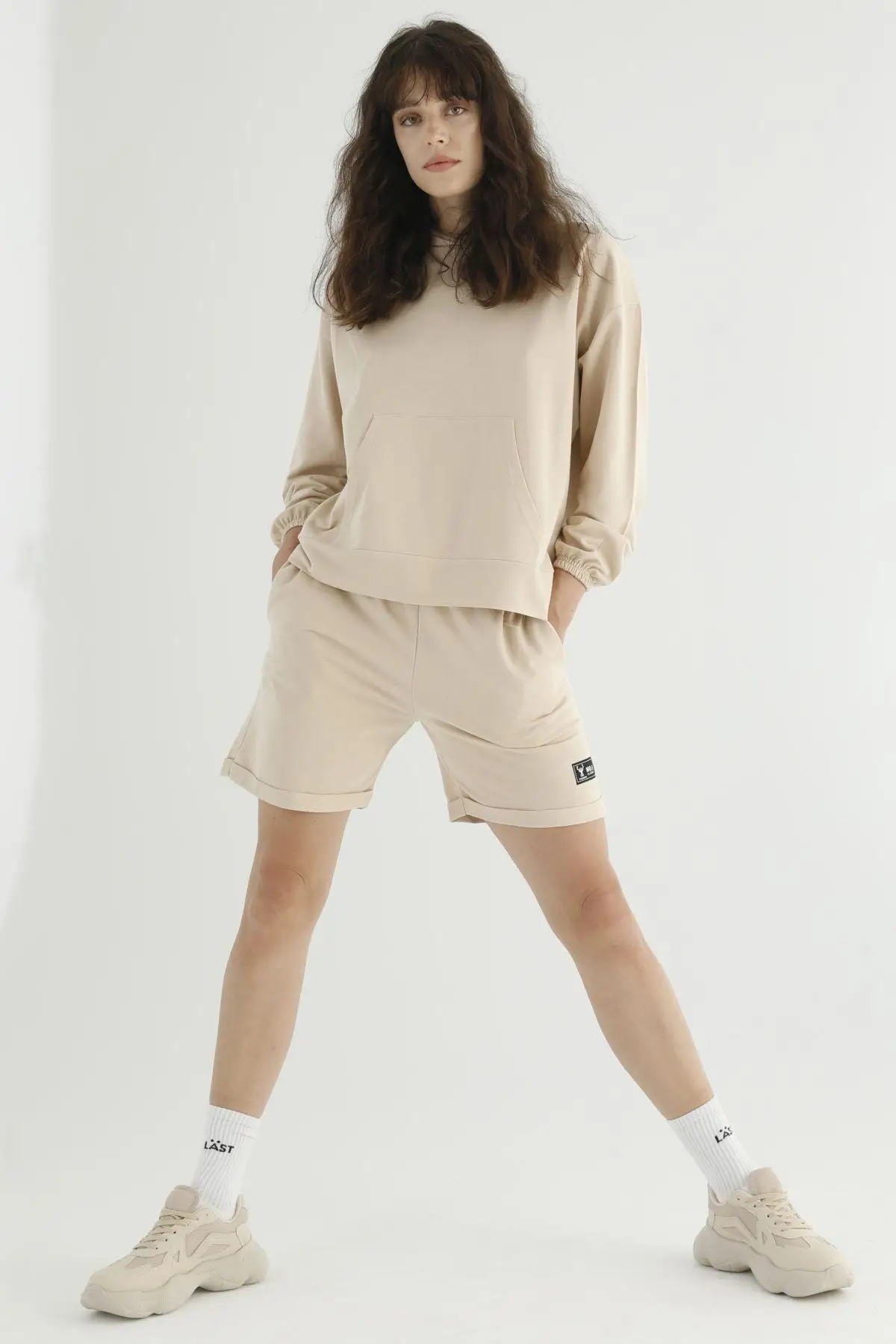 

Бежевый спортивный костюм с капюшоном и шортами-кенгуру