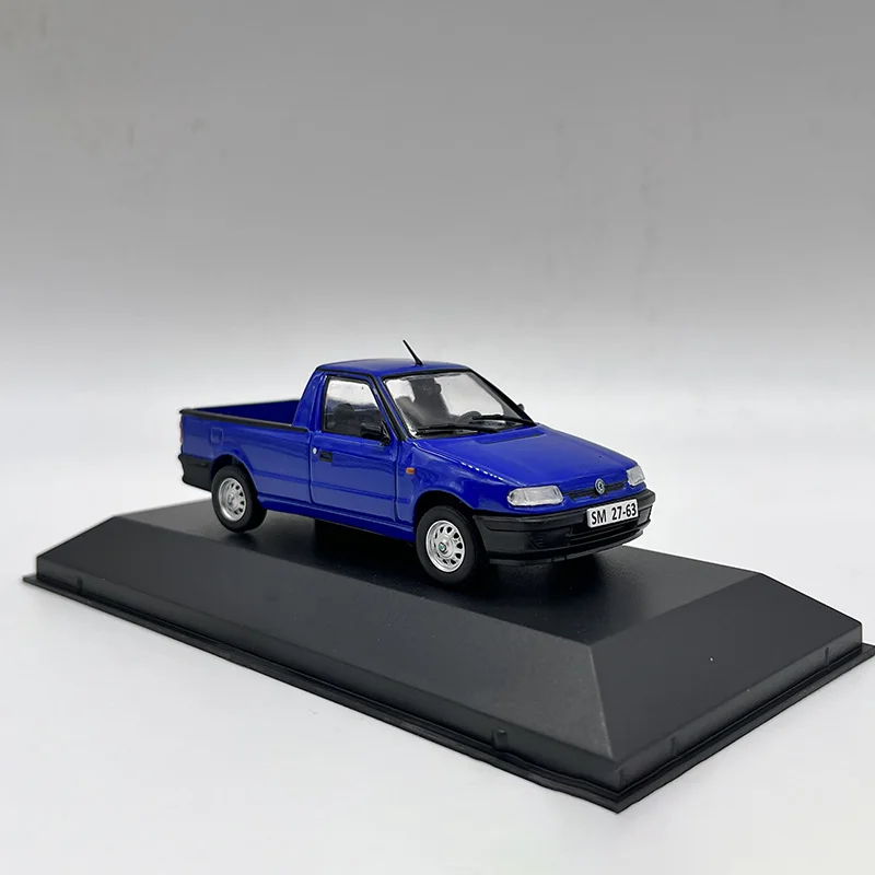 

Модель автомобиля из сплава с орнаментом в масштабе 1/43