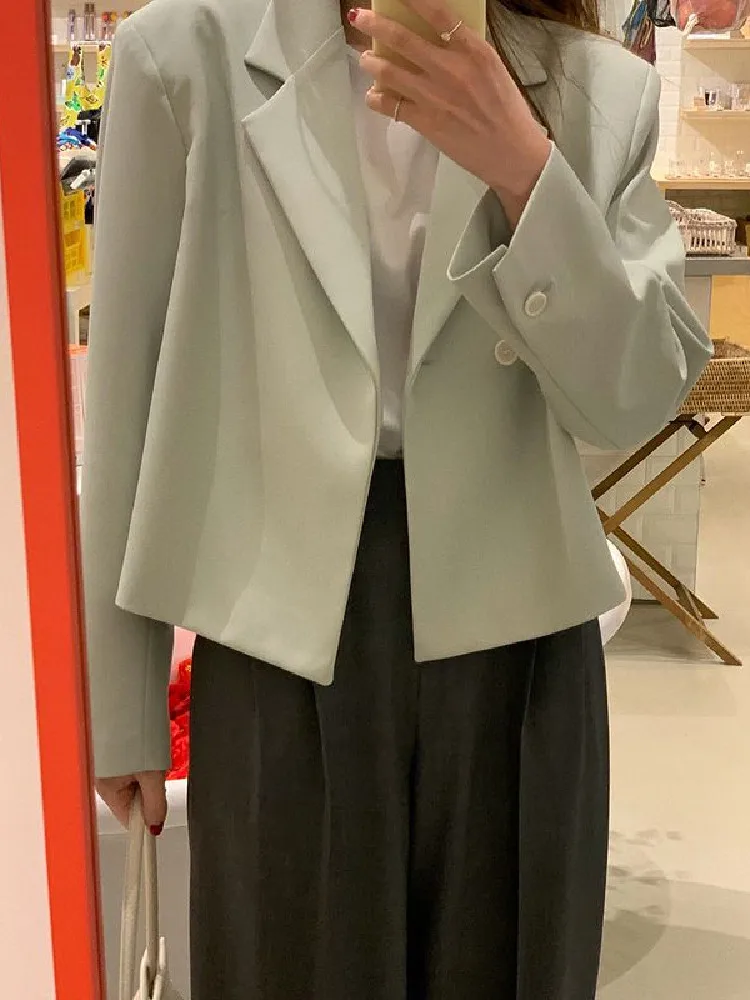 Куртка женская короткая однотонная с длинным рукавом и отложным воротником |