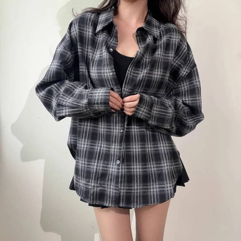 Женская удлиненная черная рубашка большого размера в клетку
