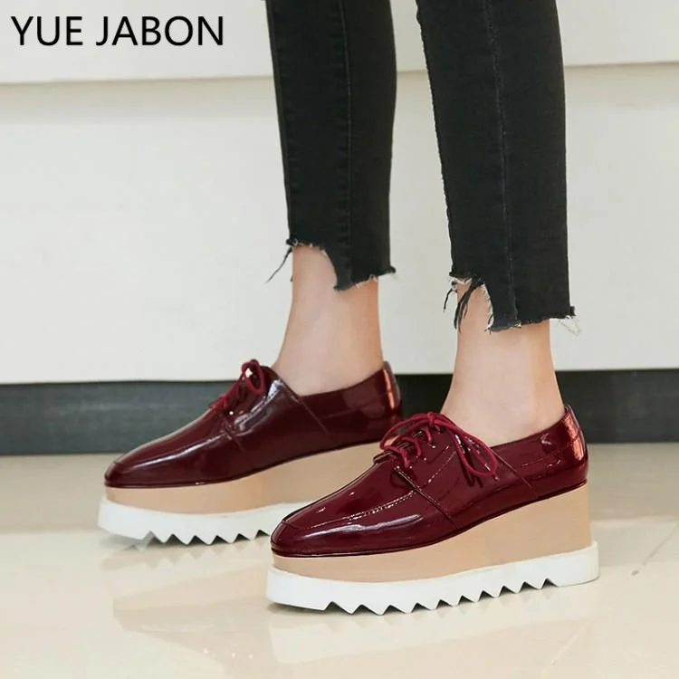 Женские лакированные кожаные лоферы черные туфли на платформе со шнуровкой