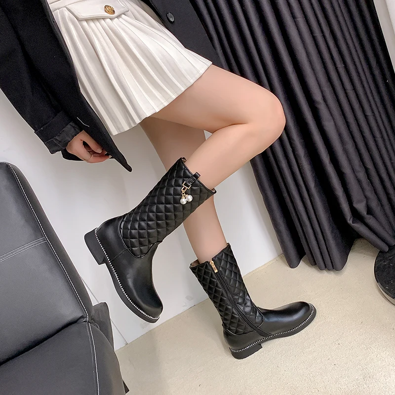 

Free Ship Winter Sweet Side Zipper Pearls Pendant Mid-calf Boots for Ladies Low Heels Dating Party Women Shoes Black White 2023