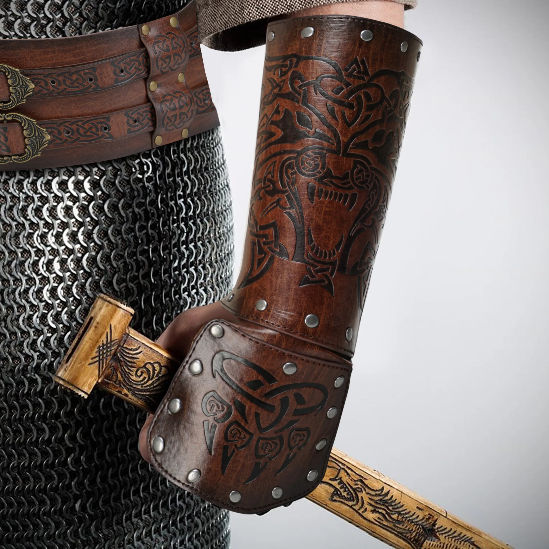 

2PCS Nordic Viking Style Embossed Wolf Head Wrist Guard Medieval Knight Style Guard COSPLAY Actor Stage Props Rock Accessories